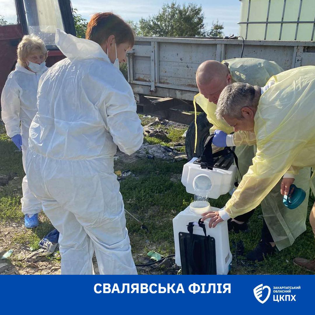 Готування хімікатів для обробки сміттєзвалища у Сваляві