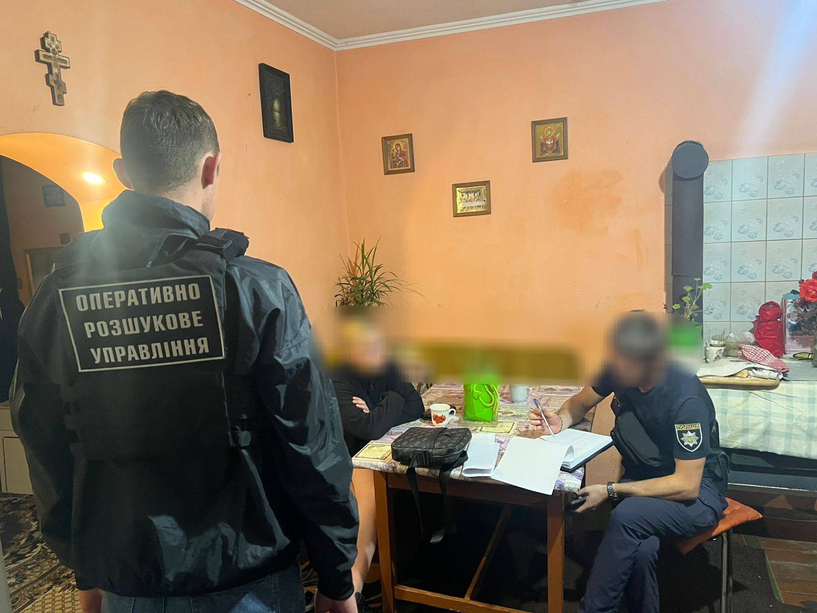 Поблизу держрубежу затримали правопорушника та переправницю, яка вела його у Словаччину0