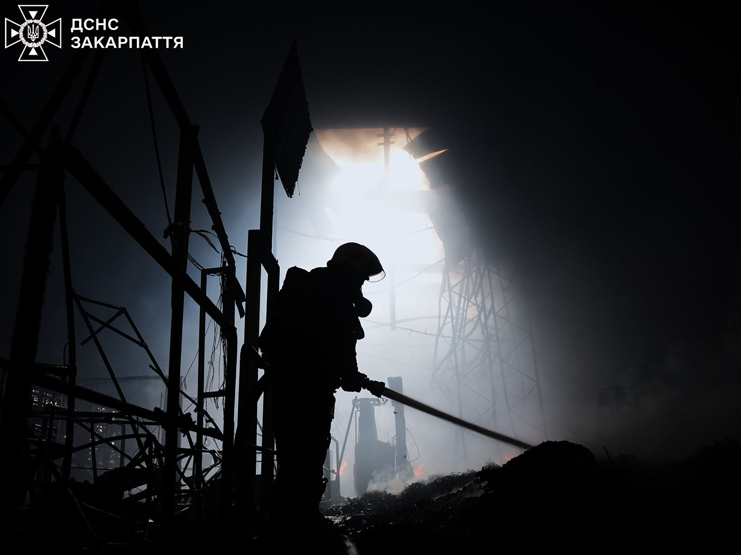 У Мукачеві триває ліквідація пожежі, що виникла внаслідок російського обстрілу (Оновлена інформація)0
