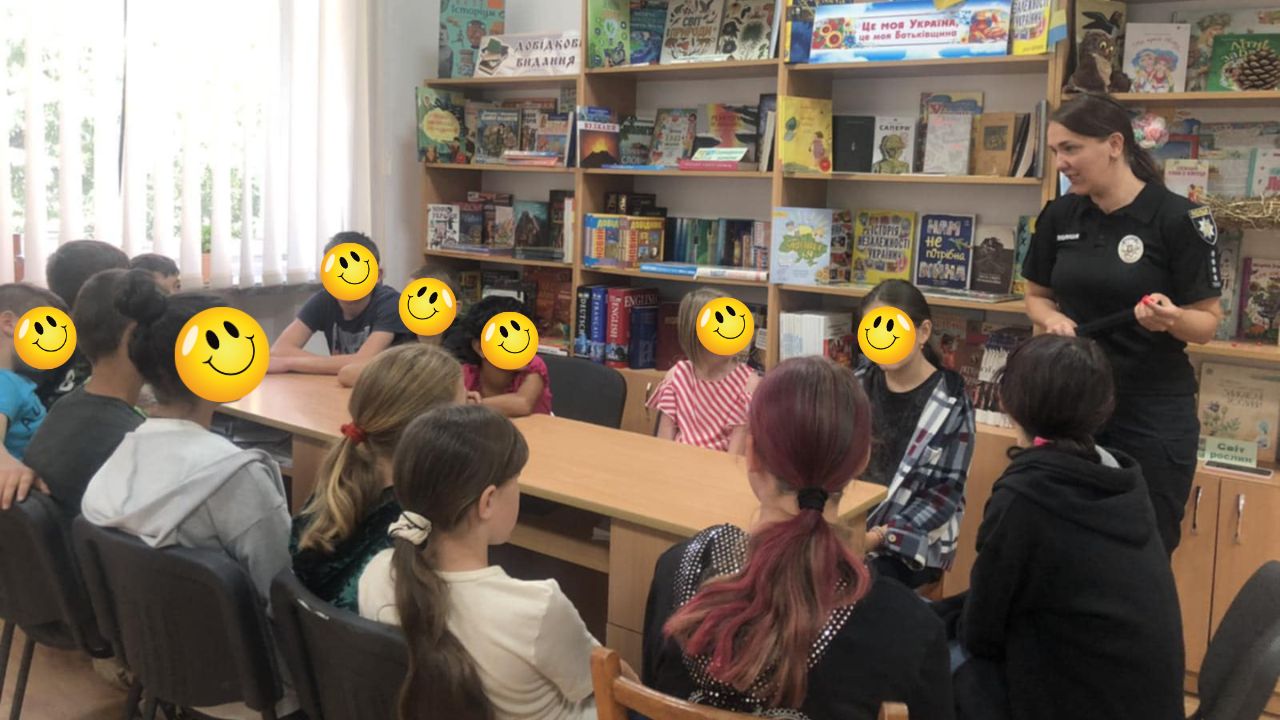 Діти спілкуються з поліціянткою