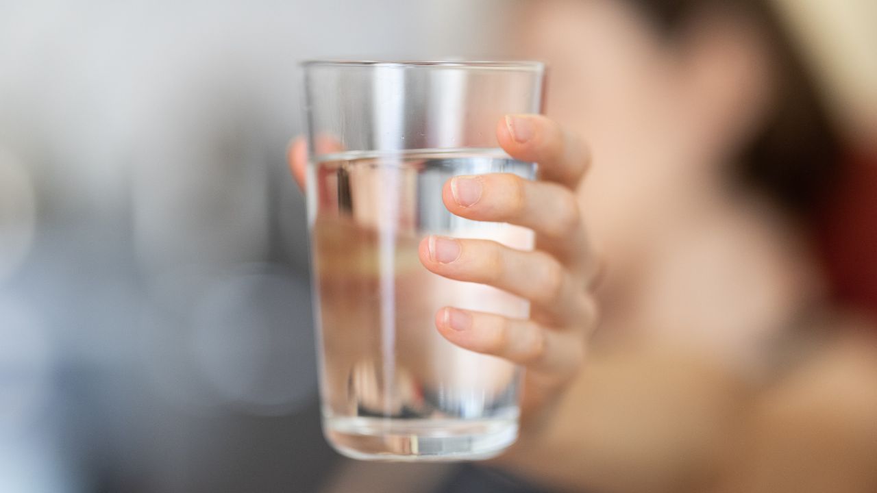 Вода у стакані