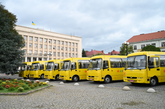 19 громад області отримали ключі від шкільних автобусів0