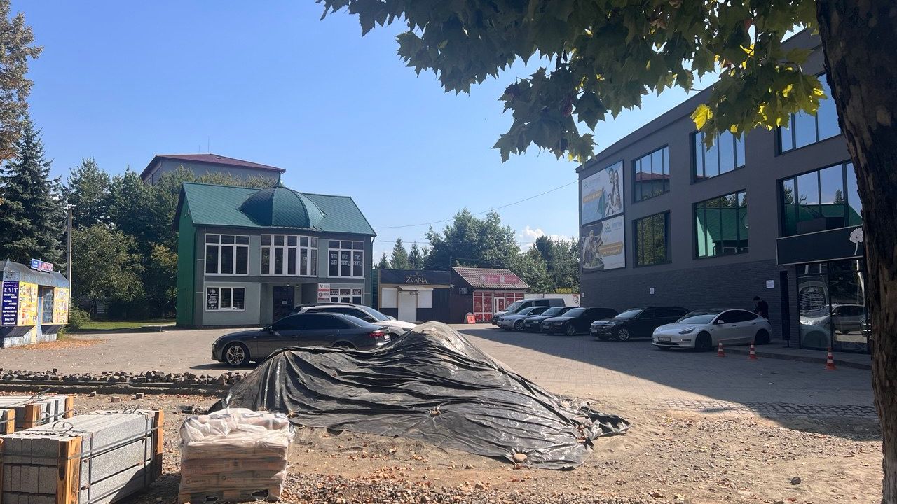 Парковка ТЦ Курортний у Сваляві