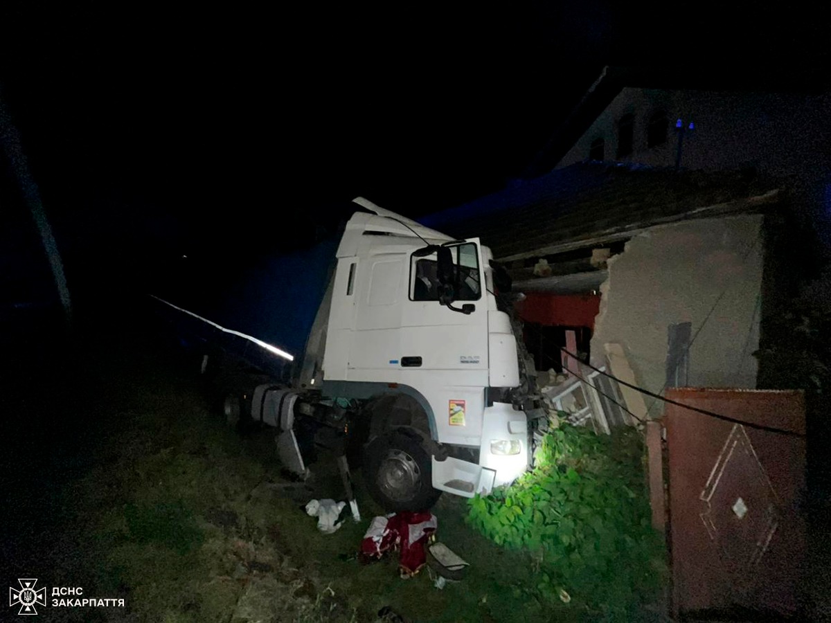 На Мукачівщині рятувальники деблокували водія із автомобіля, який розтрощив частину житлового будинку0