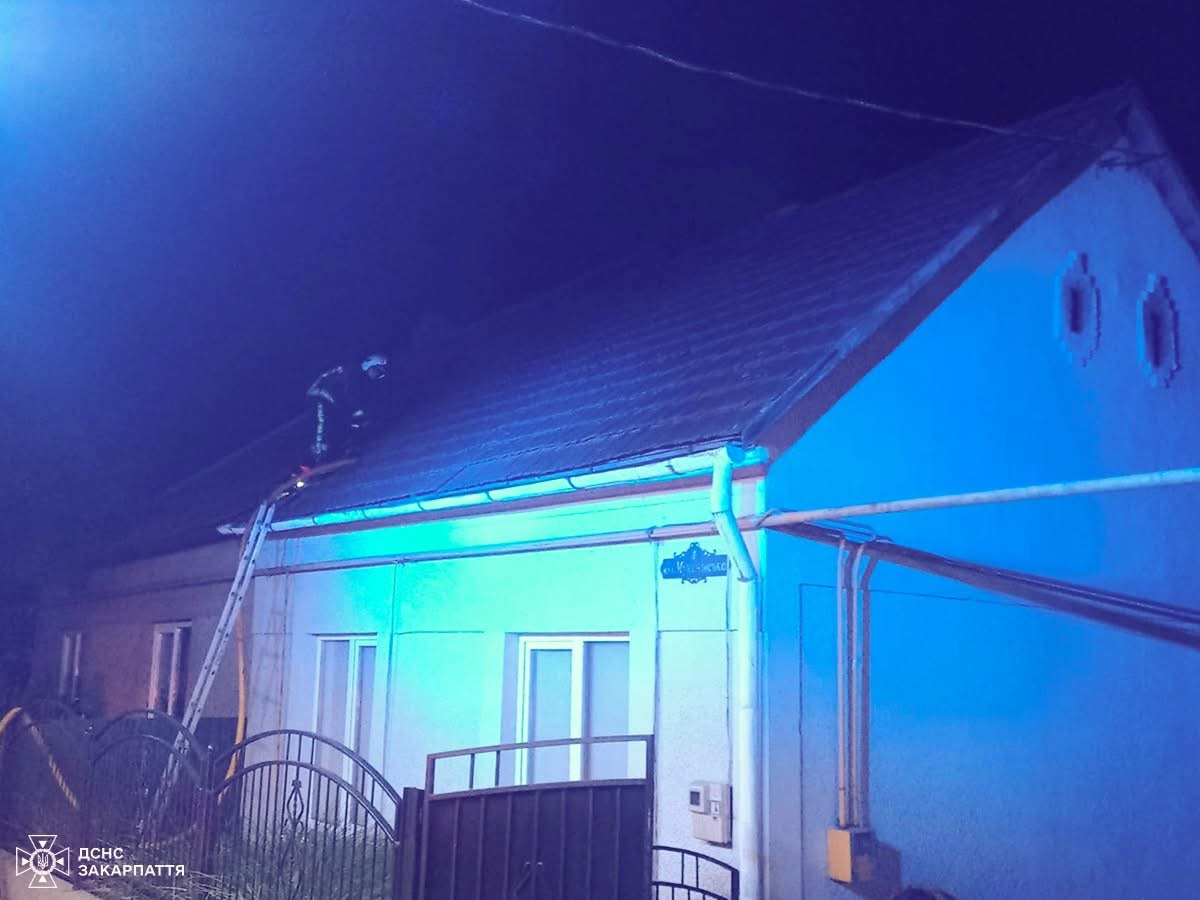 На Мукачівщині рятувальники запобігли поширенню пожежі на житловий будинок0