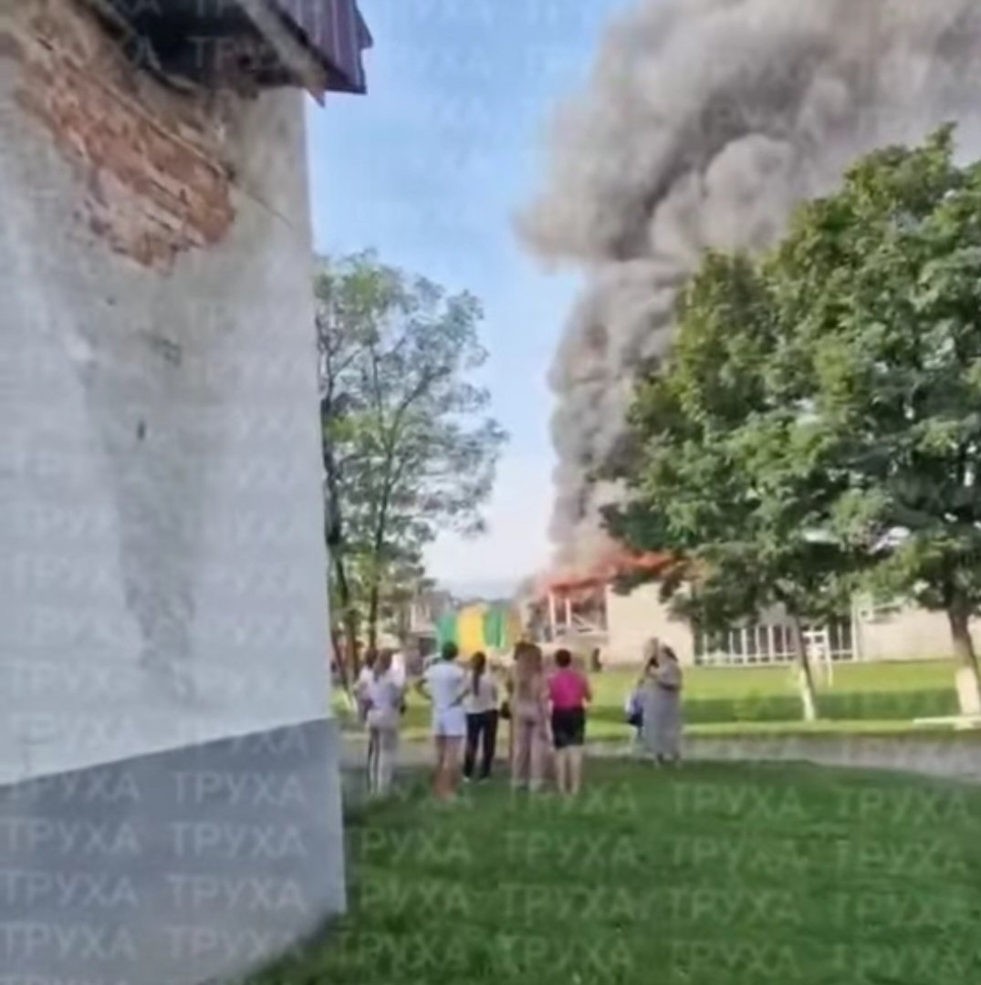 На Закарпатті горить відпочинковий комплекс: масштабна пожежа в Нижній Апші0