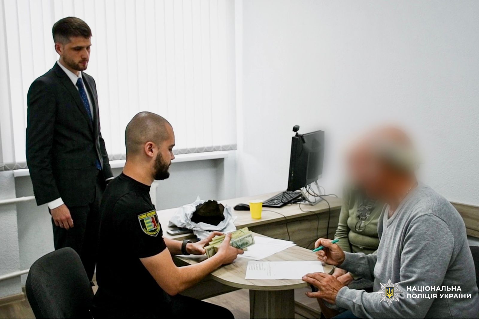 На Закарпатті поліція повернула родині військовополоненого майже 3 мільйони гривень, які в них виманили шахраї0