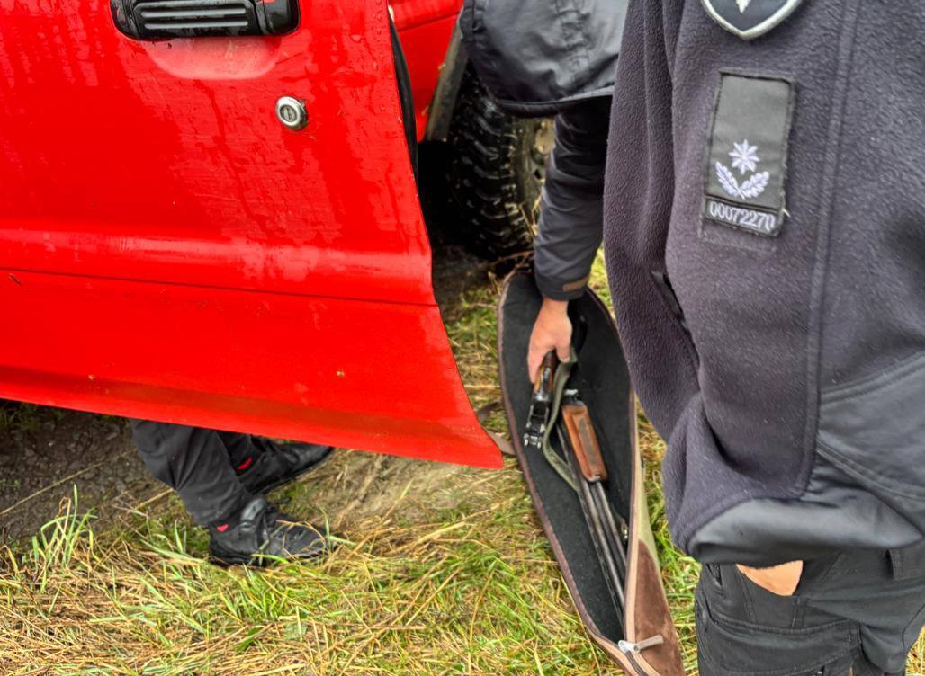 Поблизу кордону зі Словаччиною затримали двох браконьєрів із впольованою твариною0