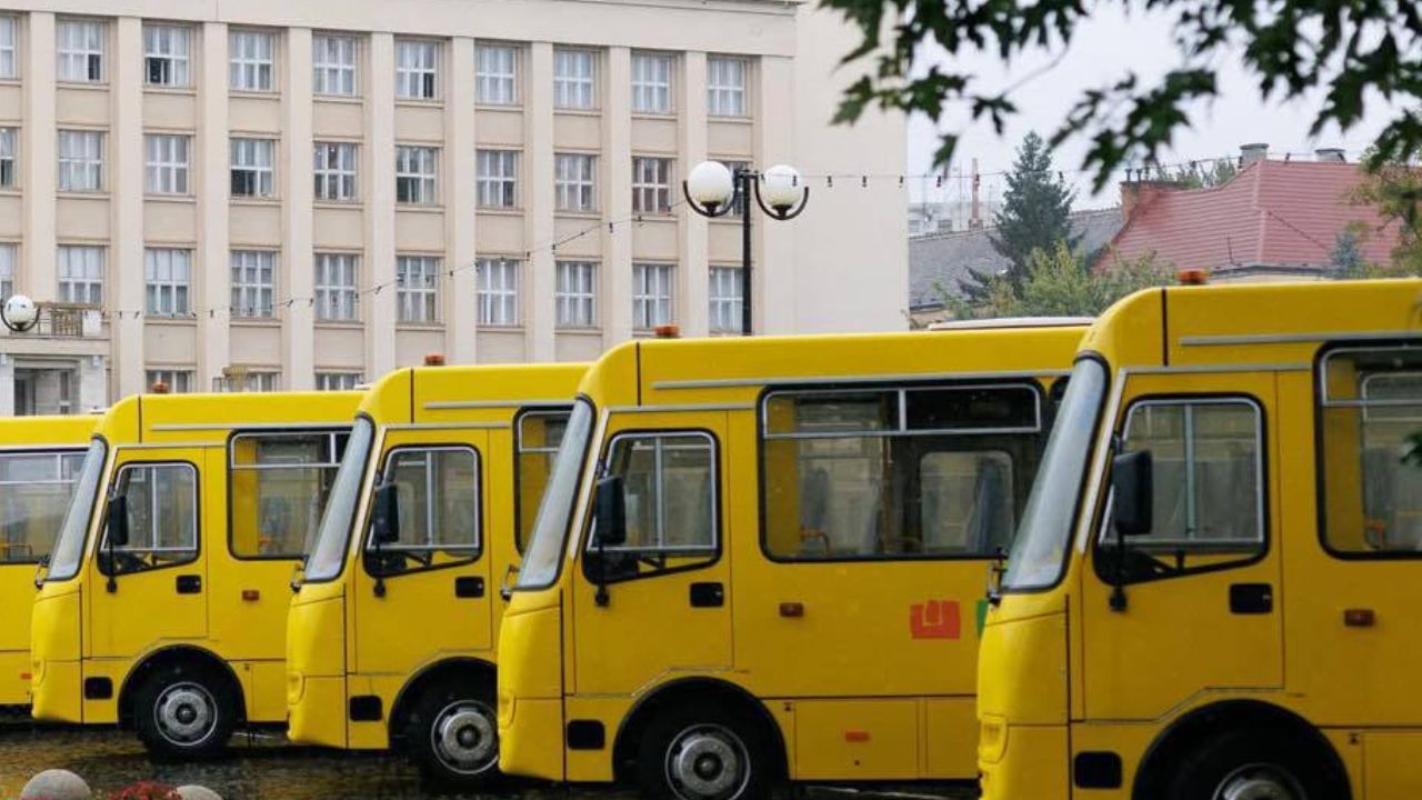 Шкільні автобуси