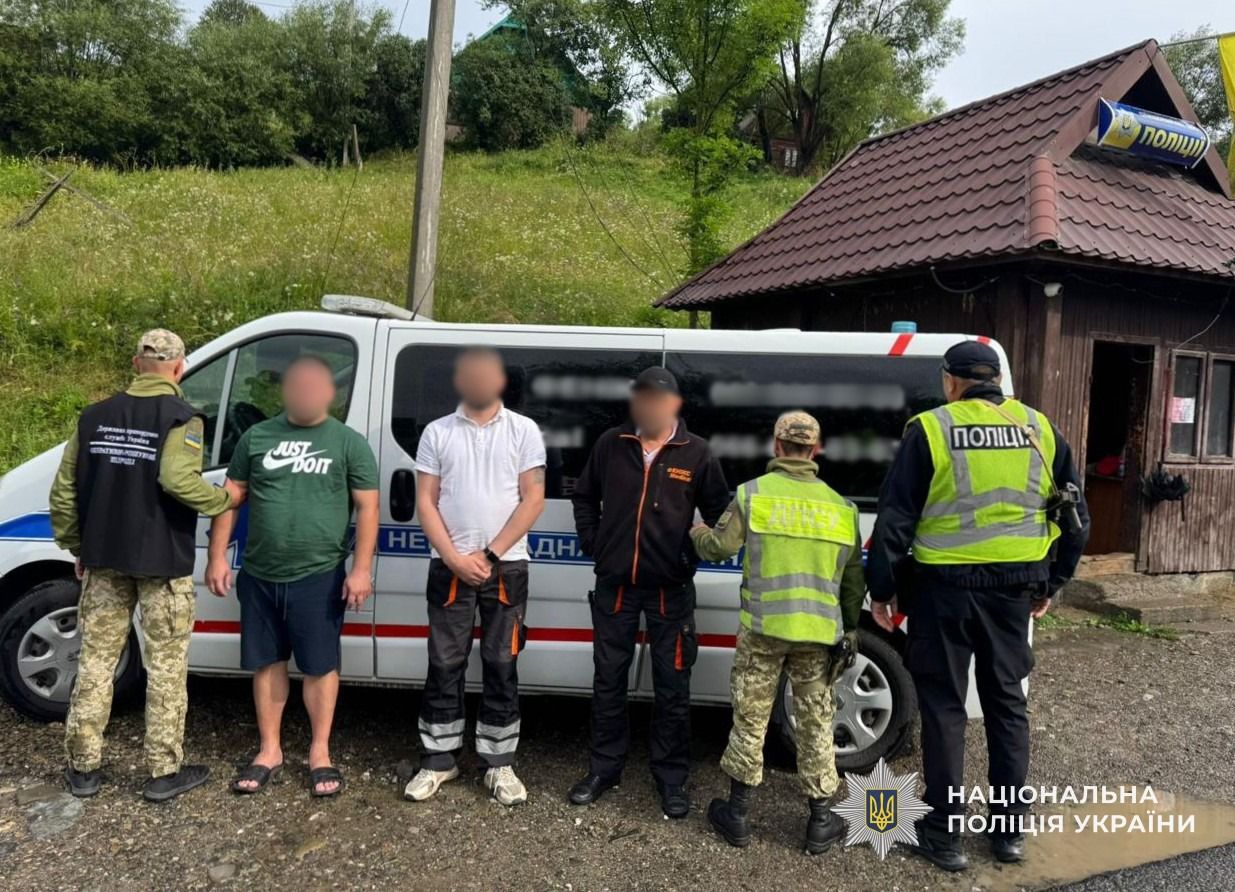 Транспортували на «швидкій» до Закарпаття: за матеріалами поліції Рахова судитимуть організаторів схеми переправлення військовозобов’язаного через кордон0