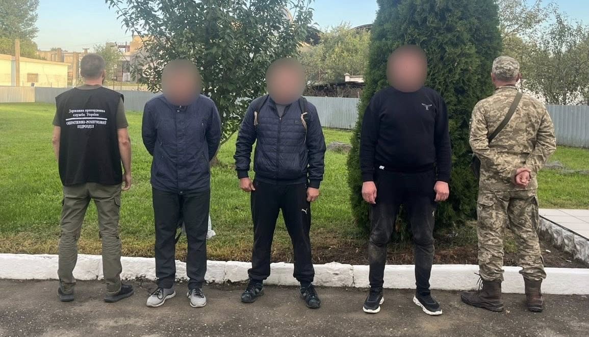 Втеча не врятувала: на Закарпатті прикордонники затримали переправника та його «клієнтів»0