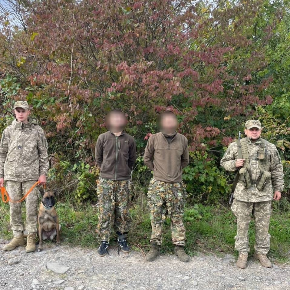 До ЄС хащами: за 50 метрів від кордону на Закарпатті затримали двох порушників у камуфльованому одязі0