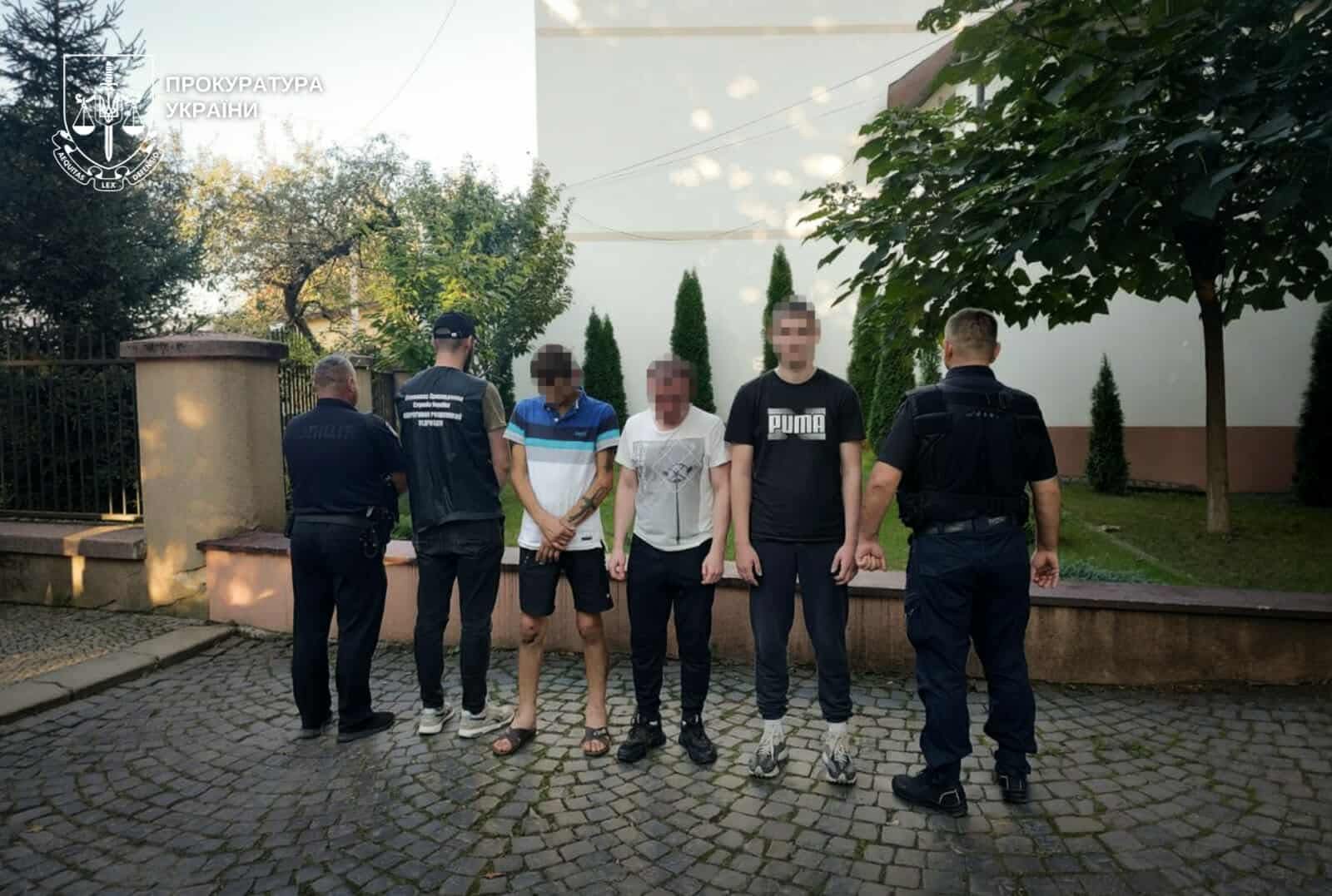 На Хустщині взято під варту чоловіка, який за 18 тис. доларів планував переправити за кордон двох чоловіків0