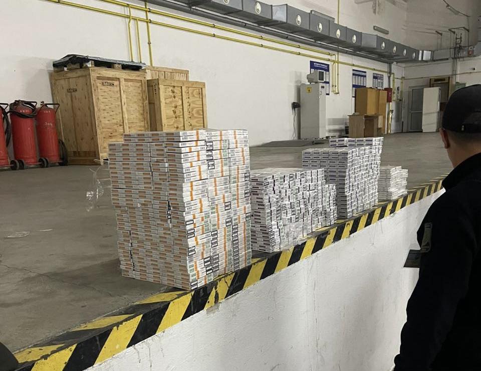 На кордоні зі Словаччиною закарпатські митники вилучили авто, «нашпиговане» майже 1,8 тисячами пачками сигарет0