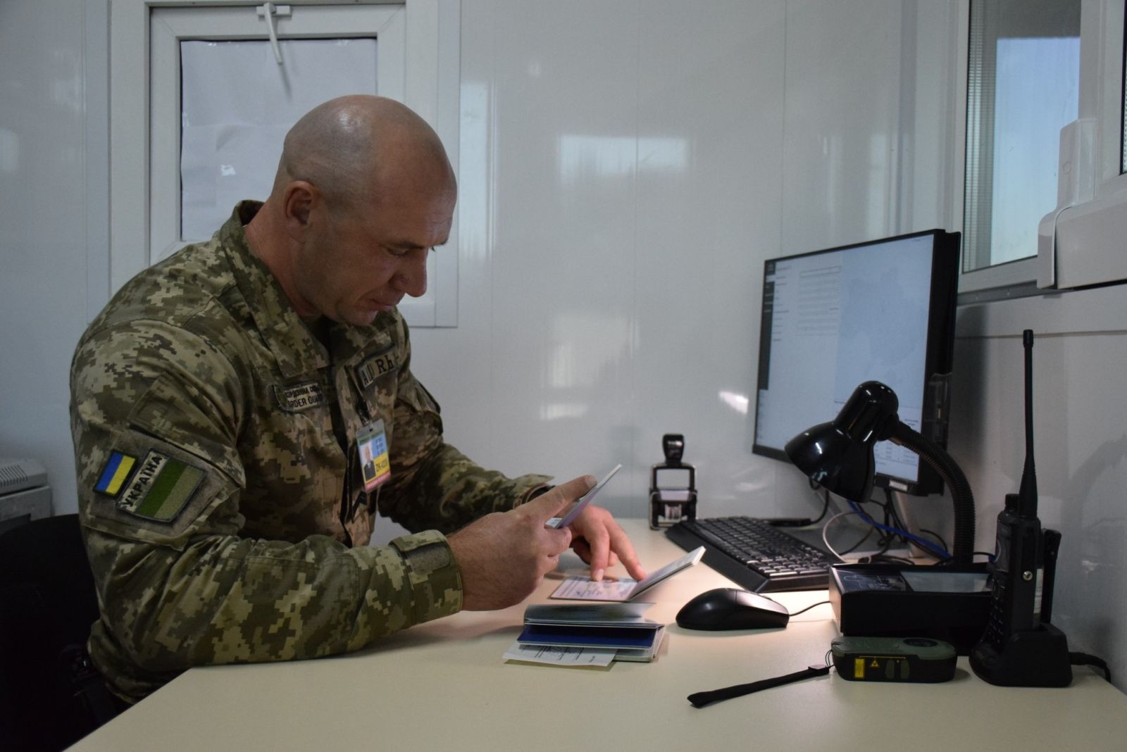 На Закарпатті на кордоні зупинили чоловіка, який намагався виїхати з України за документами з ознаками підробки0