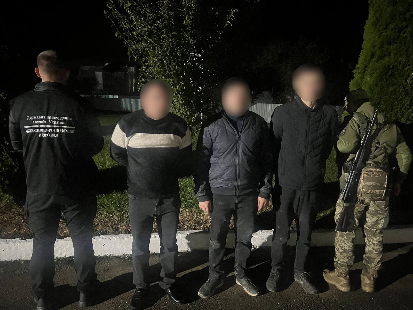 Подорож за кордон закінчилась: на Закарпатті біля кордону затримали трьох «мандрівників» та переправника0