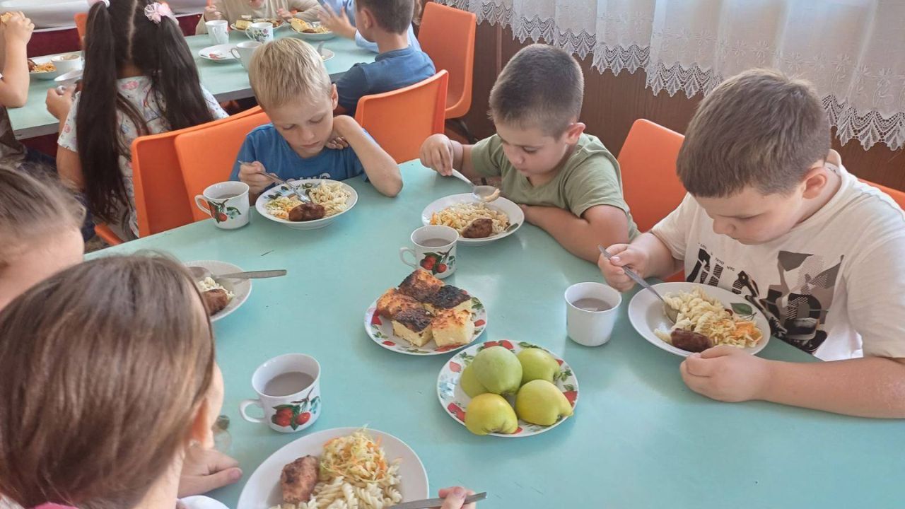 Учні їдять у школі