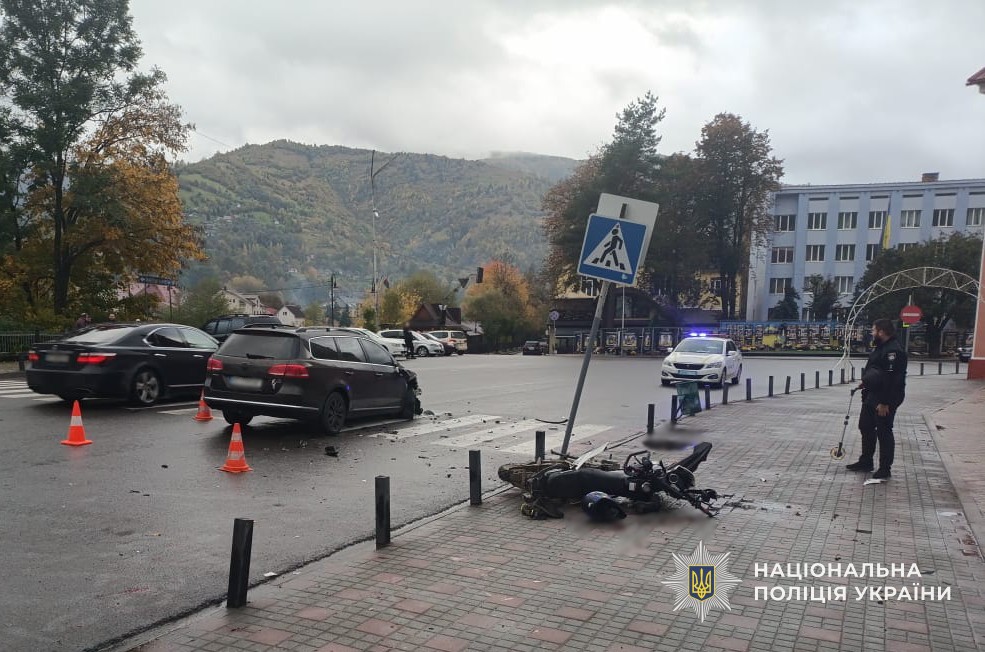 У Рахові мотоцикл зіштовхнувся з легковиком: травмовані водій та неповнолітній пасажир двоколісного0