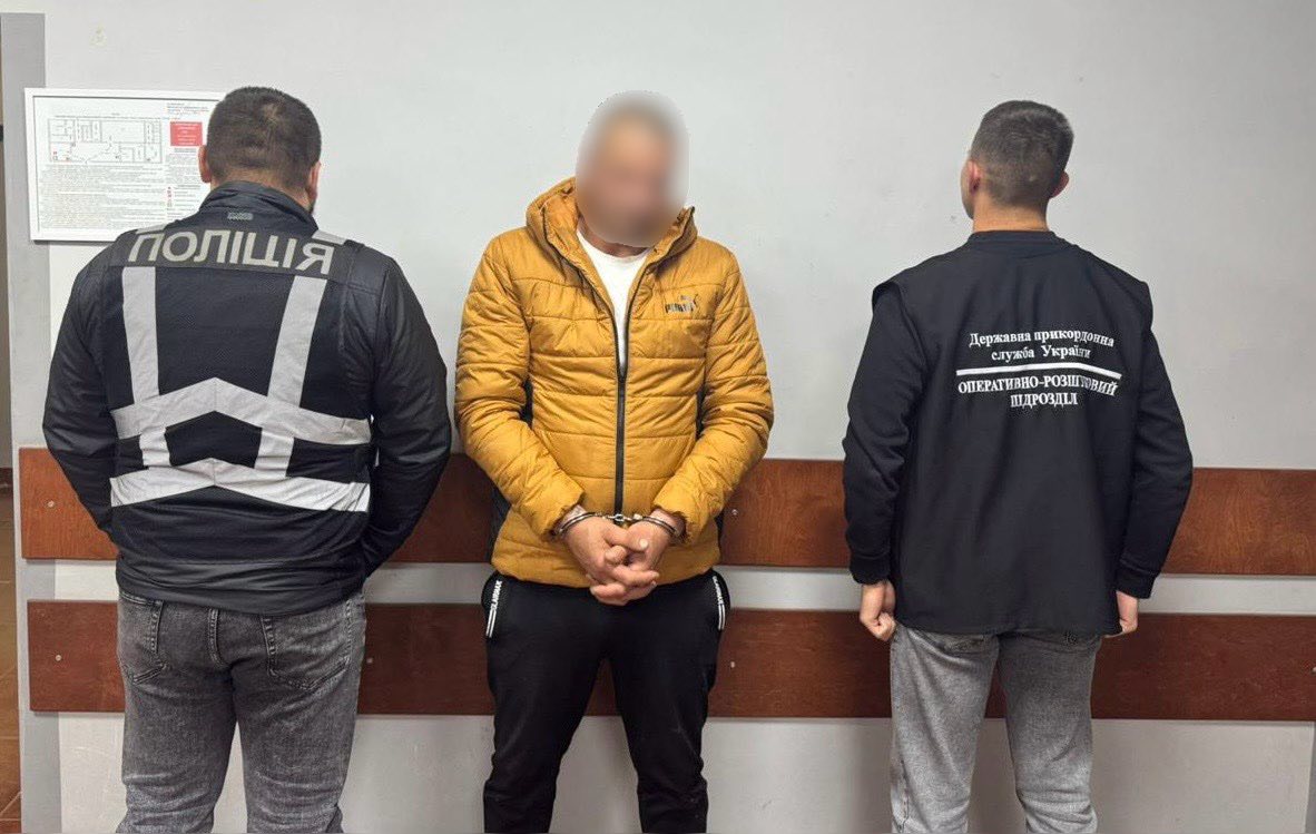 Заплив холодною Тисою ледь не став фатальним: на Закарпатті прикордонники затримали порушника кордону та його переправника0
