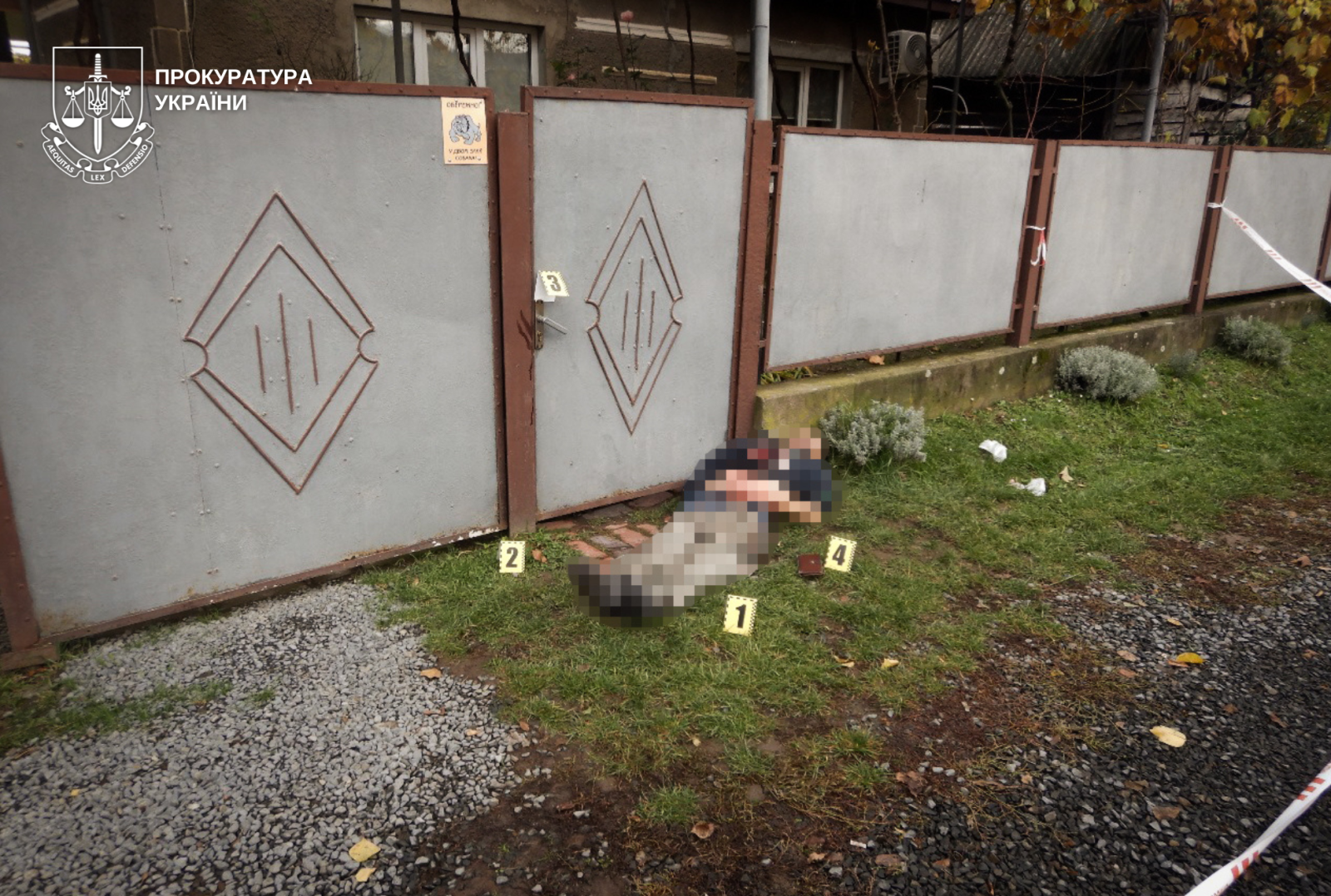 Знайшли мертвим біля паркану будинку: на Мукачівщині трапилося вбивство0