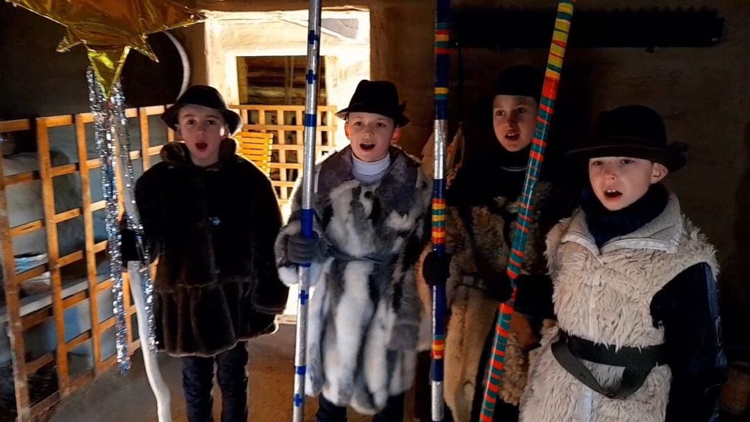  Учасники молодшої групи колективу "Гутніцькі вечірки"