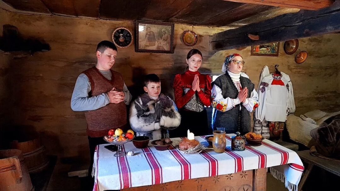 Учасники молодшої групи колективу "Гутніцькі вечірки"