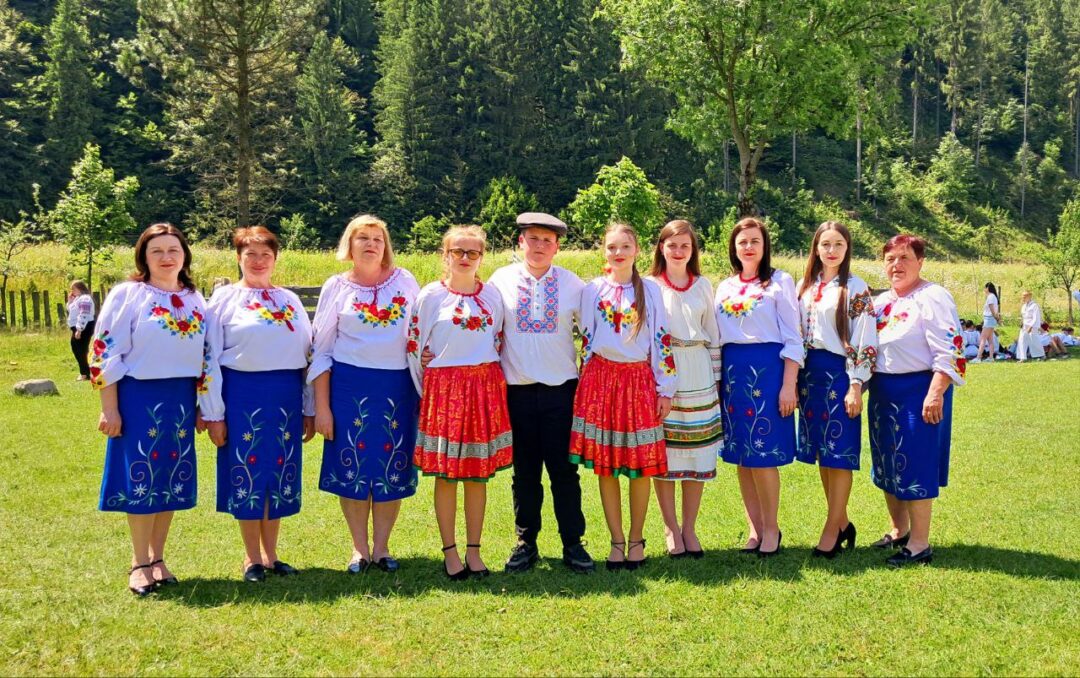 Виступ колективу "Гутніцькі вечірки"у селі Колочава на фестивалі коломийок