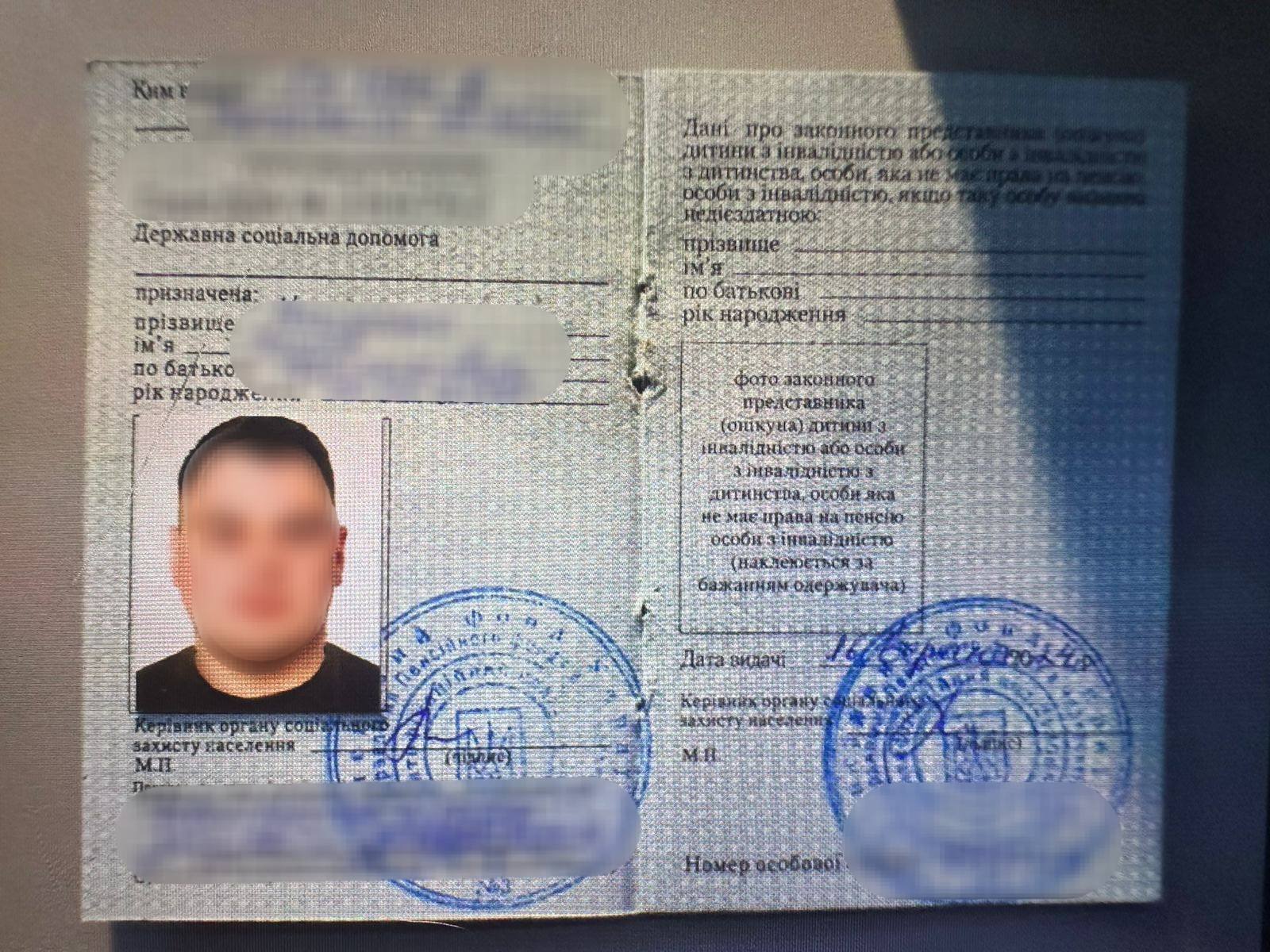 На кордоні з Угорщиною виявили дві спроби виїзду за ймовірно підробленими документами та спробу підкупу прикордонного наряду0