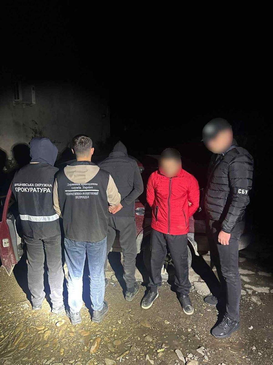 На Закарпатті прикордонники викрили групу осіб, які намагалися переправити чоловіка0