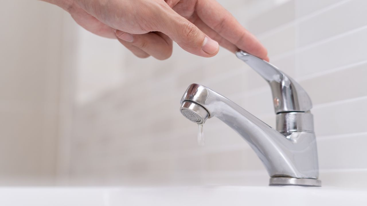 Вода капає з крана