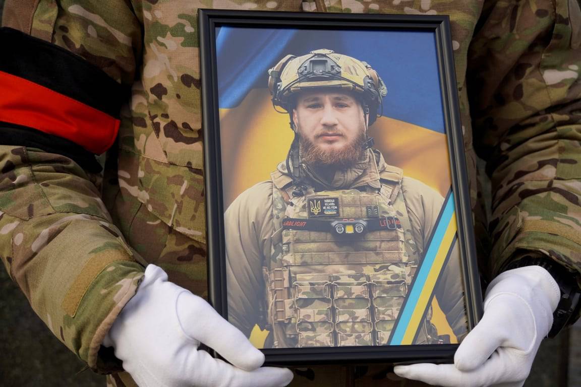 Ужгород попрощався із 26-річним полеглим Героєм – лейтенантом поліції Юрієм Василиженком0