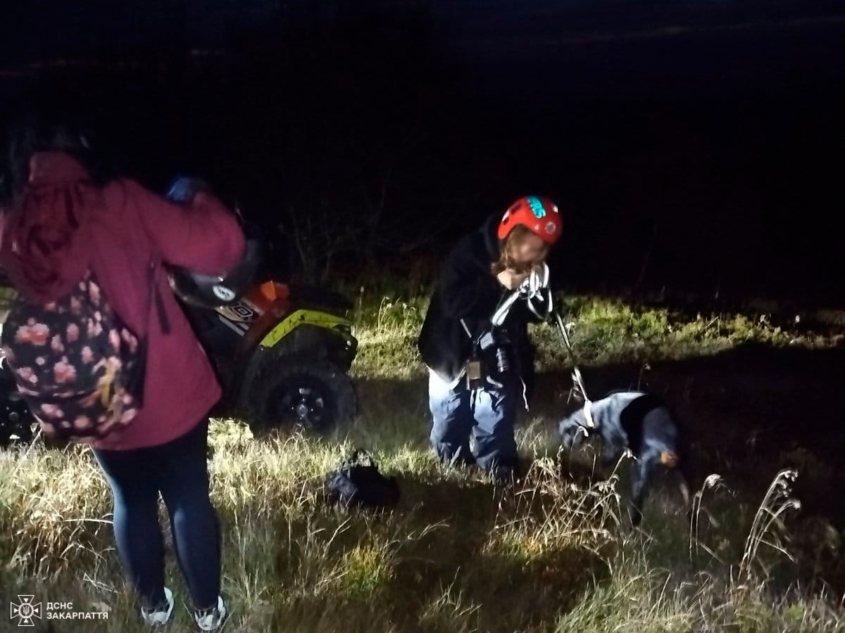 Закарпатські рятувальники допомогли туристкам спустити з гори травмованого добермана0