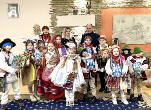 Дитяча коляда для Перемоги: у Хусті вихованці студії підтримали ЗСУ0