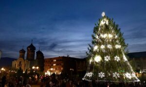 Головна ялинка громади засяяла новорічними вогнями1