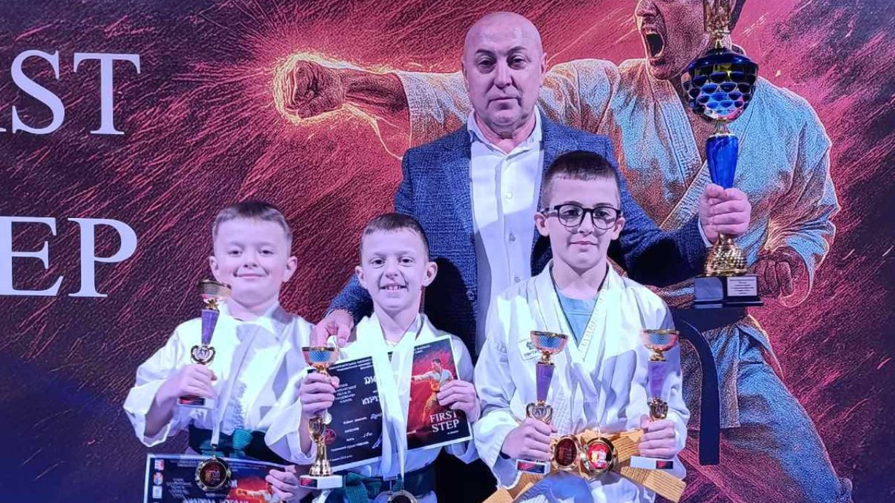 Юрій Фірко з вихованцями каратистами