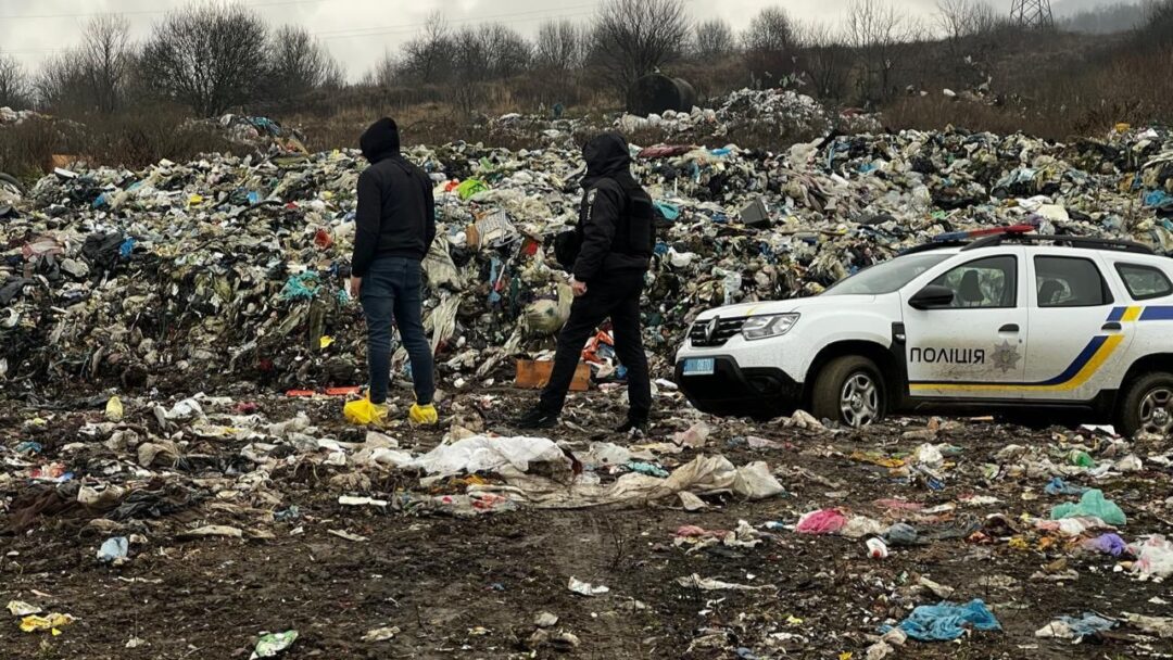 Поліція на сміттєзвалищі у Сваляві