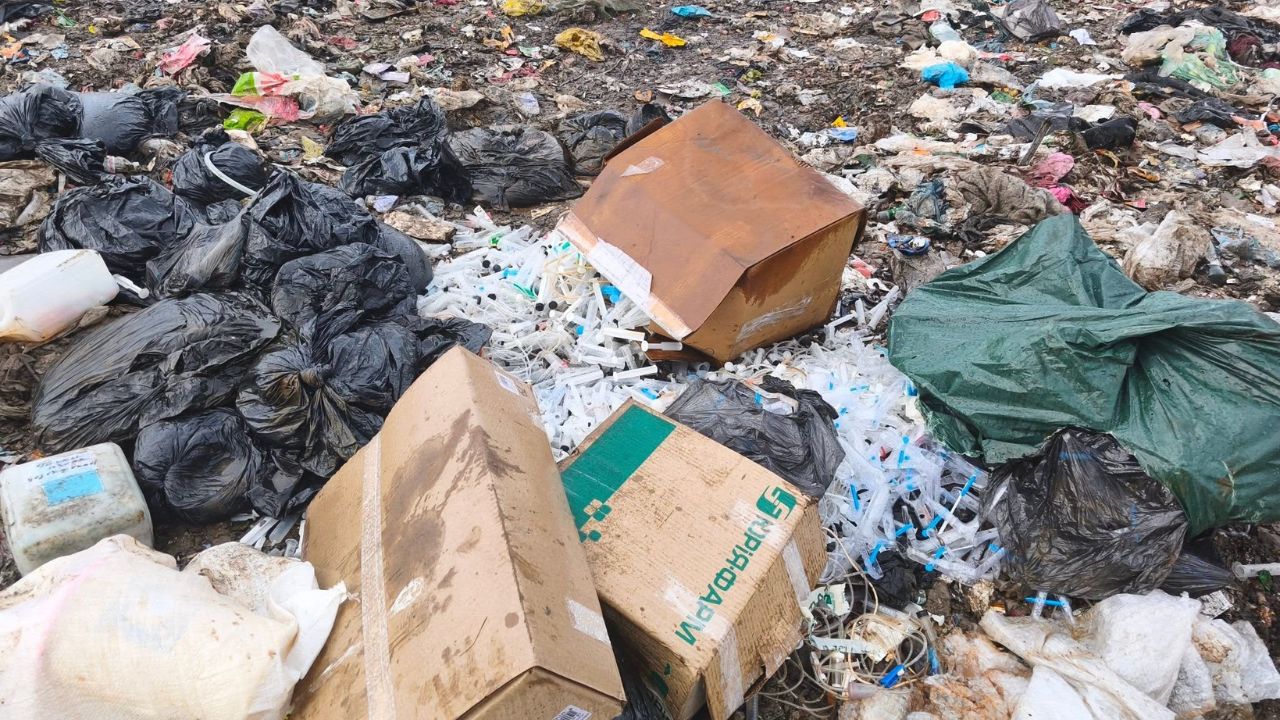Медичні відходи на сміттєзвалищі Сваляви