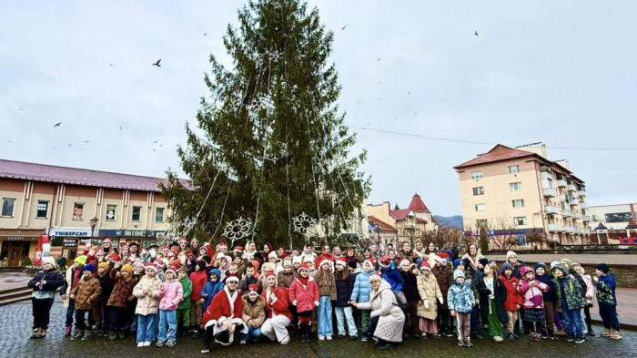 Парад Миколайчиків наповнив місто над Тисою святковим дивом2