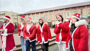 Парад Миколайчиків наповнив місто над Тисою святковим дивом0