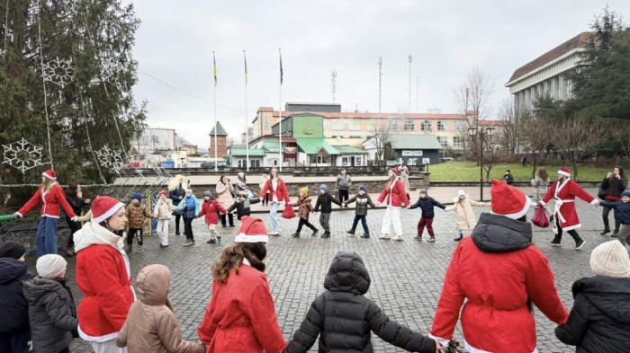 Парад Миколайчиків наповнив місто над Тисою святковим дивом3