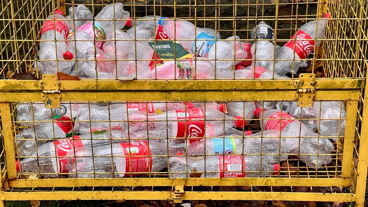 Пластикові пляшки у жовтому контейнері