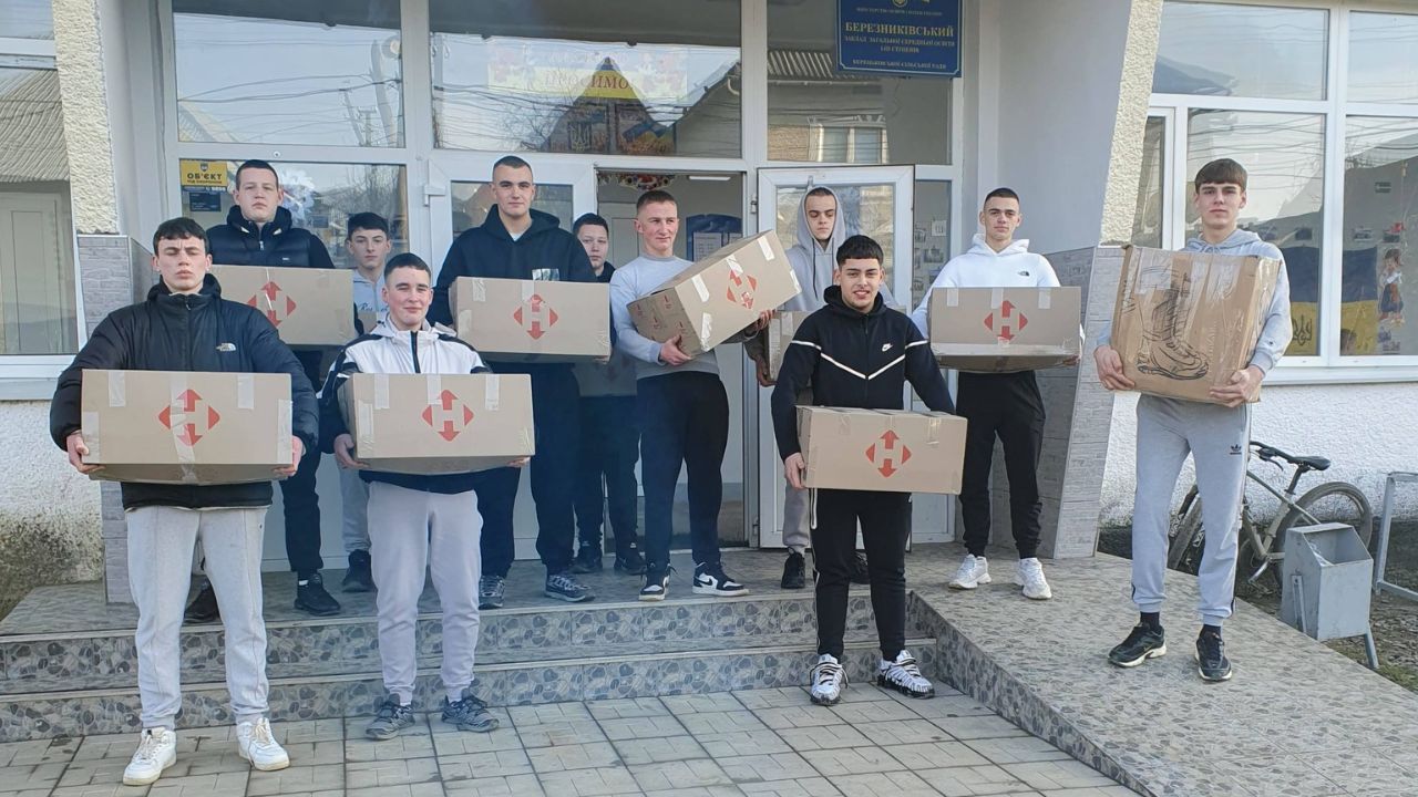 Учні Березниківського ЗЗСО з посилками