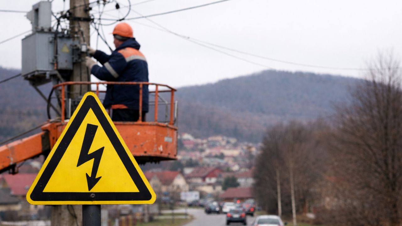 Електрик ремонтує мережу