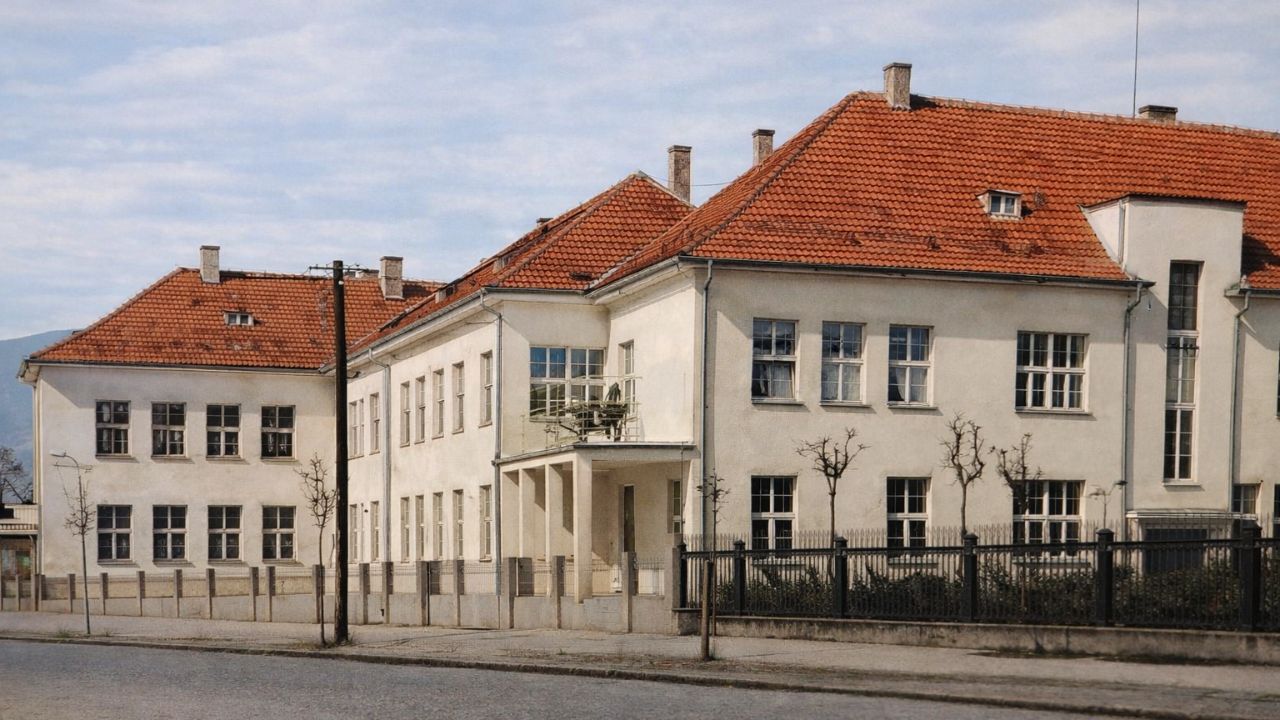 Адмінбудинок у Сваляві