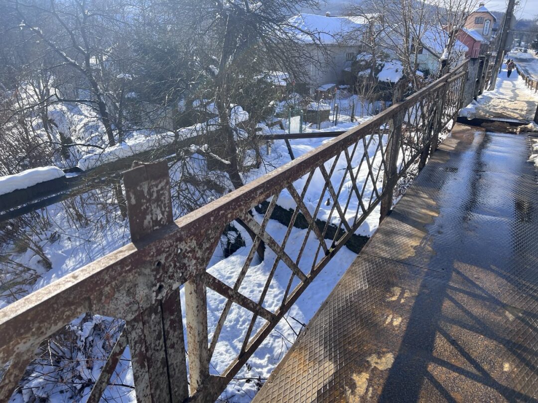 Зламані поручні моста у Сваляві
