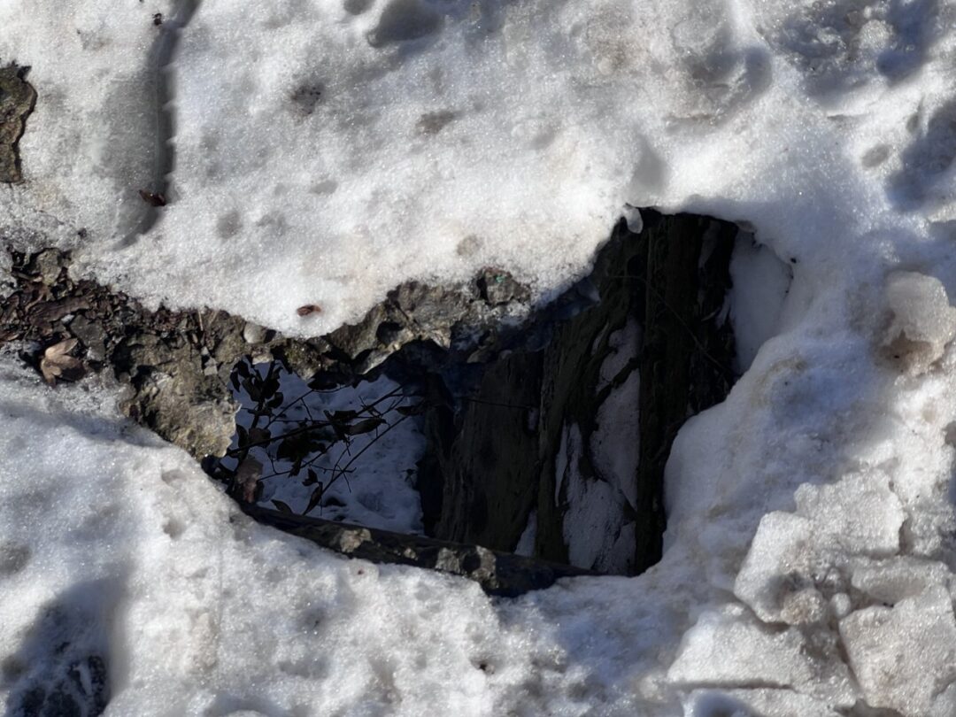 Дірка в конструкції моста у Сваляві