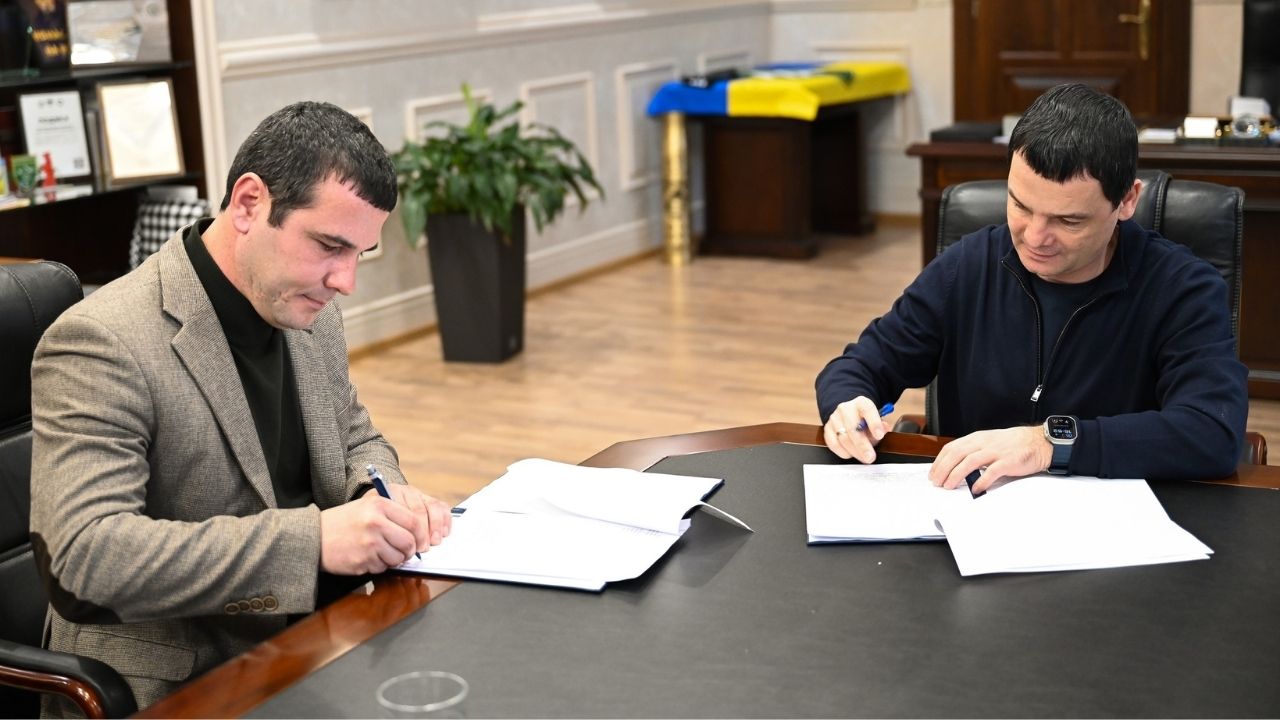 Олександр Власик підписує контракт