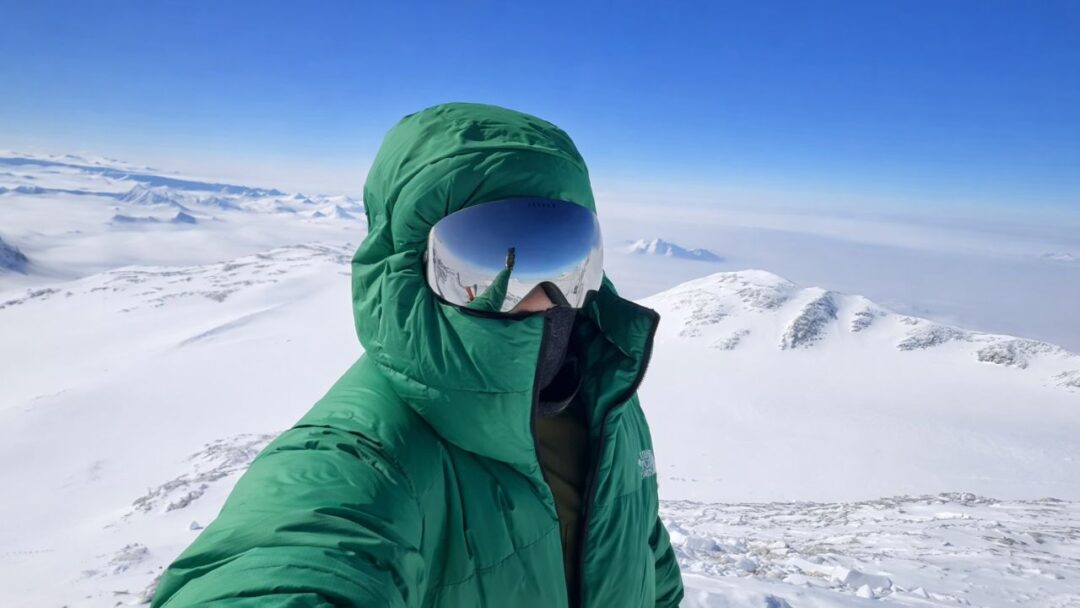 Михайло Переганя на вершині масиву Вінсон