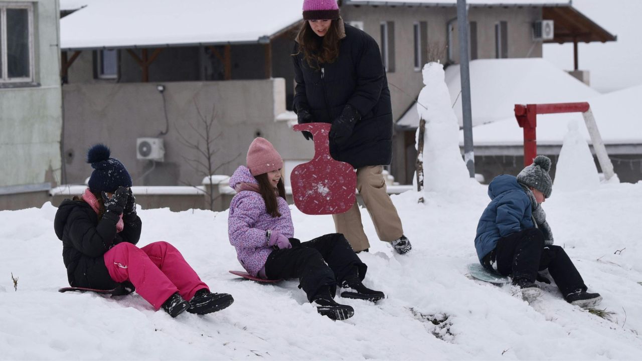 Діти катаються на снігу