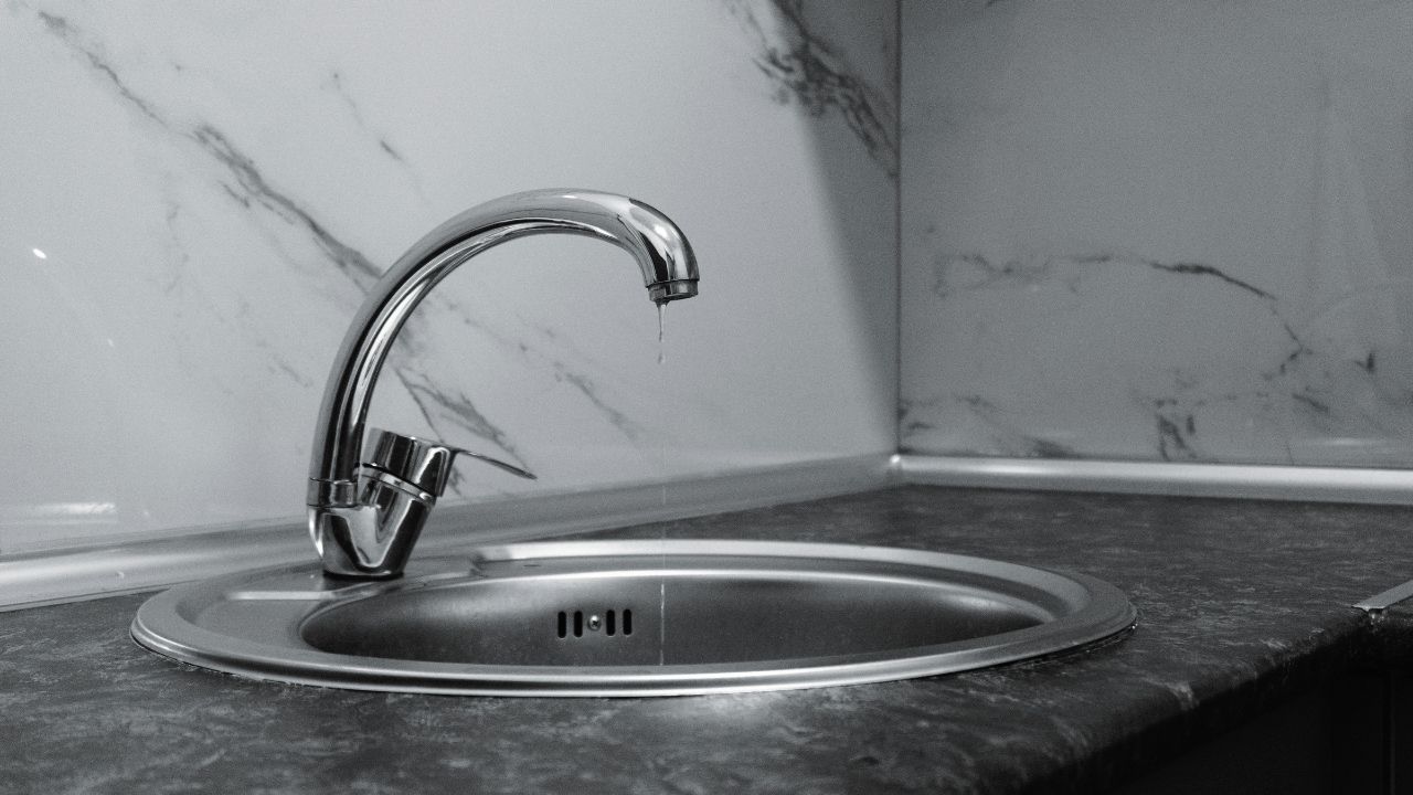 Вода капає з крана